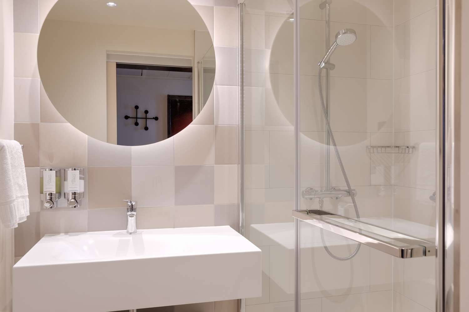hampton by hilton ashford international