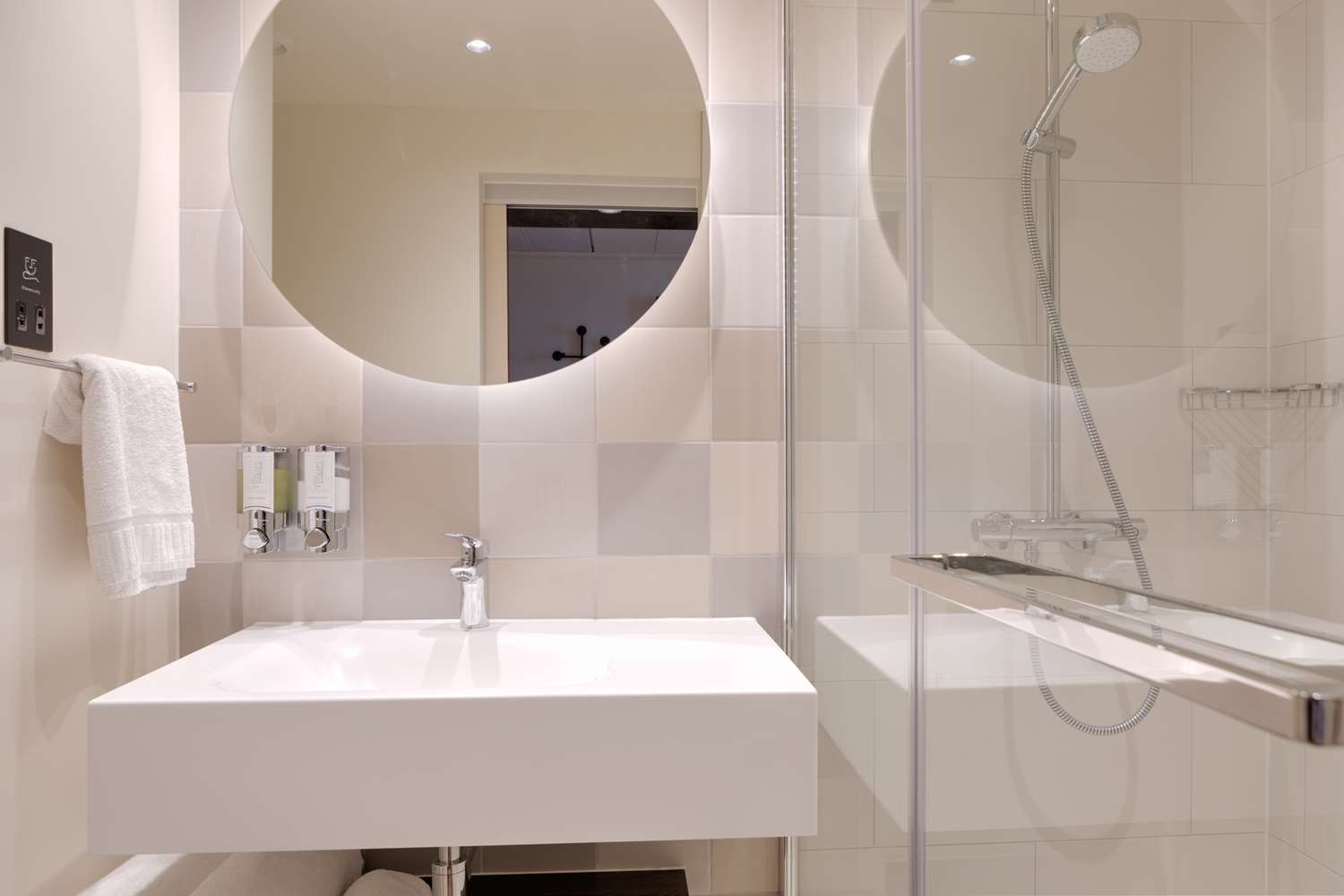 hampton by hilton ashford international