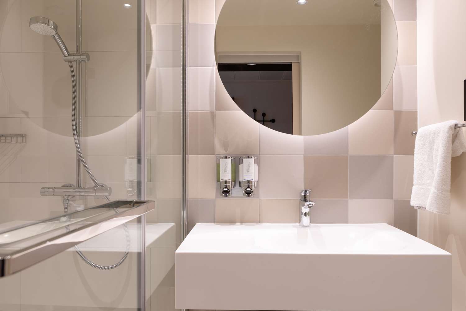 hampton by hilton ashford international