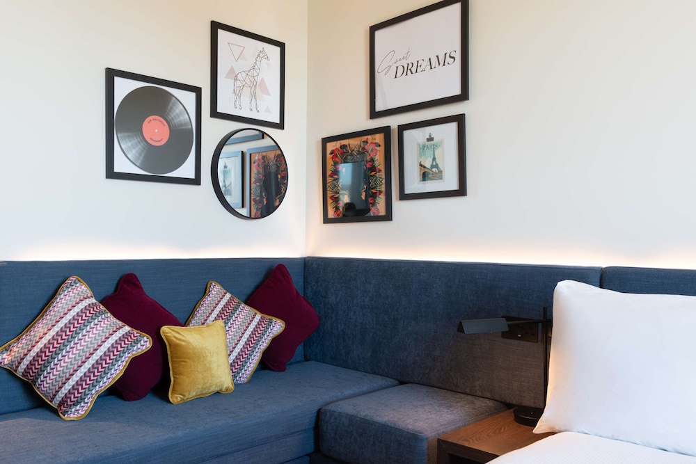 hampton by hilton ashford international