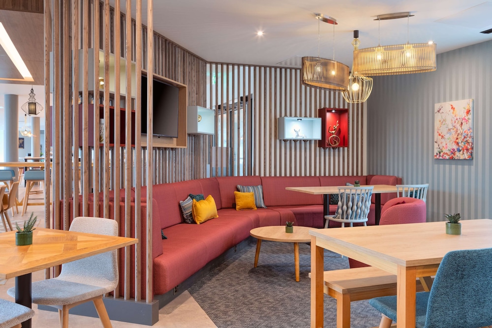 hampton by hilton ashford international