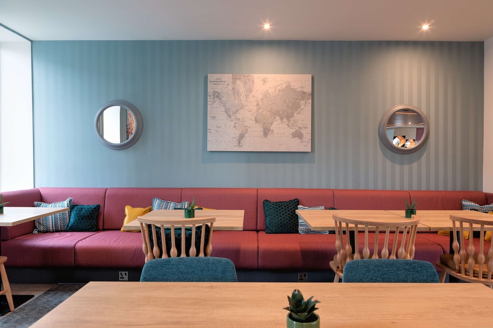 hampton by hilton ashford international
