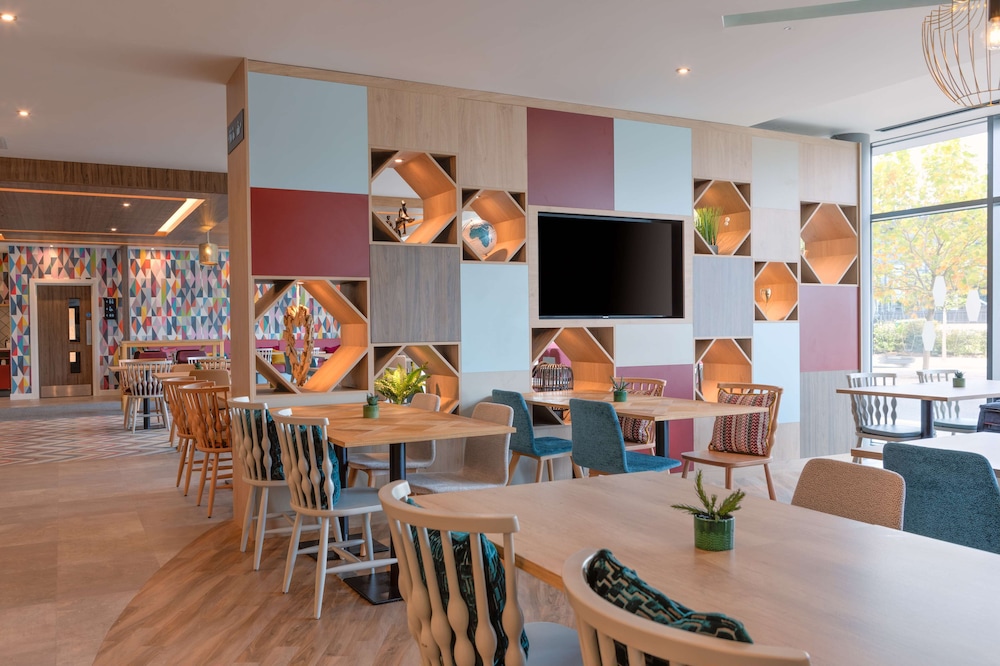 hampton by hilton ashford international