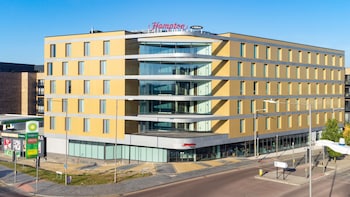 hampton by hilton ashford international