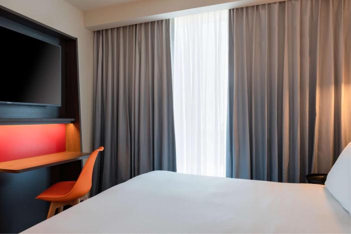hampton by hilton ashford international