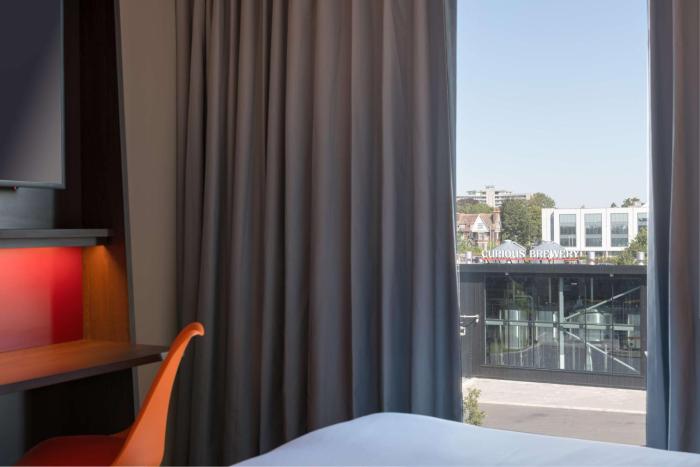 hampton by hilton ashford international