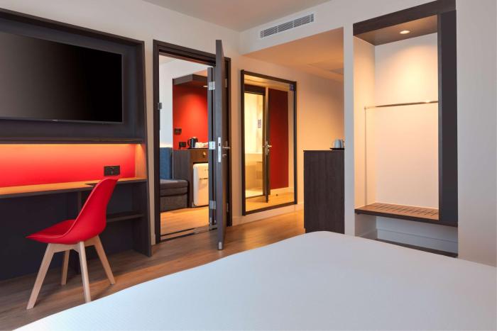 hampton by hilton ashford international