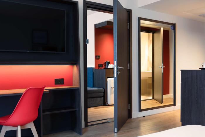 hampton by hilton ashford international