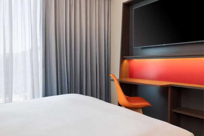 hampton by hilton ashford international