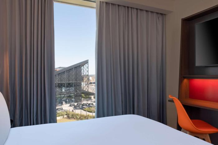 hampton by hilton ashford international