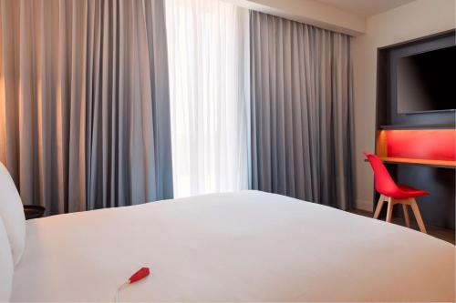 hampton by hilton ashford international
