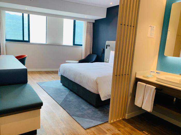 holiday inn express chongqing airport zone an ihg hotel