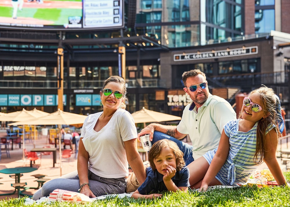 the rally hotel at mcgregor square