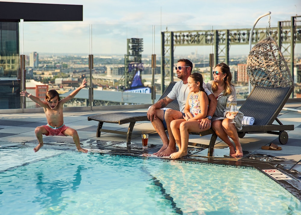 the rally hotel at mcgregor square