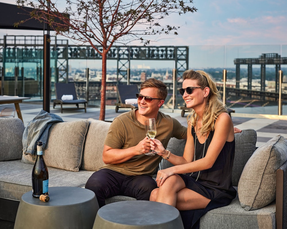 the rally hotel at mcgregor square