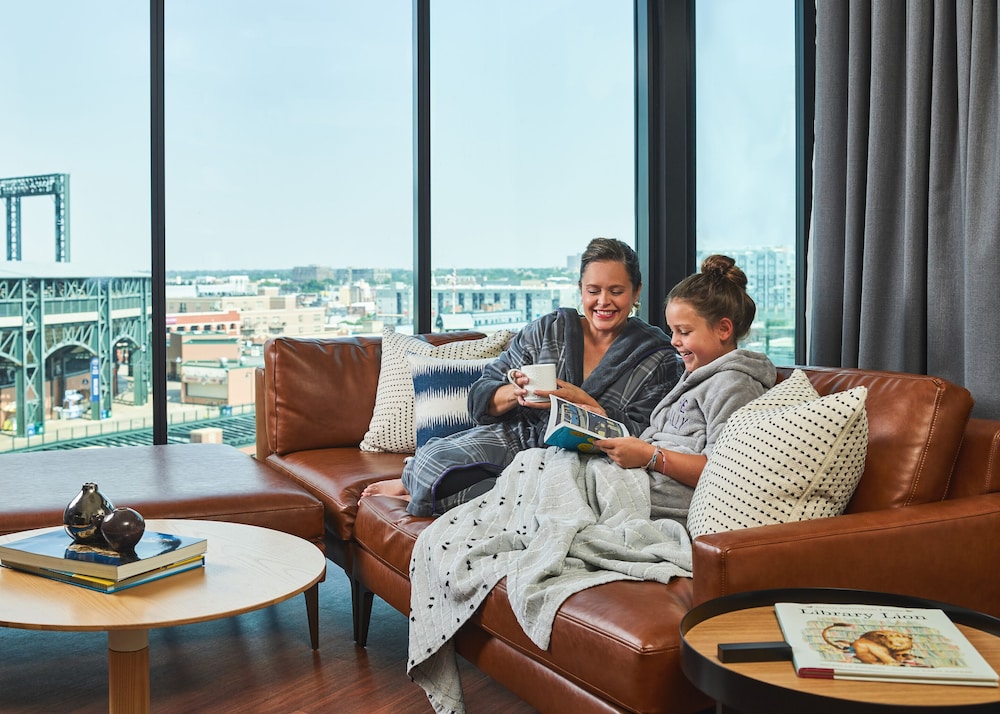 the rally hotel at mcgregor square