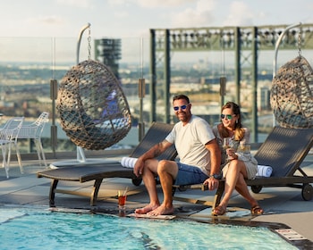 the rally hotel at mcgregor square