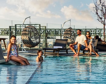 the rally hotel at mcgregor square