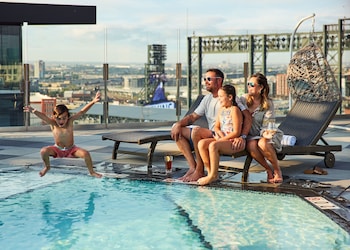 the rally hotel at mcgregor square