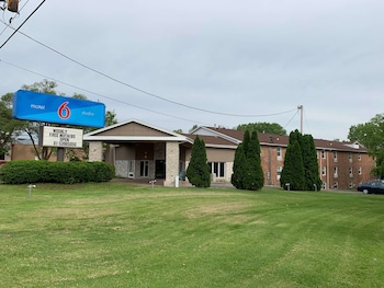 studio 6 rockford il