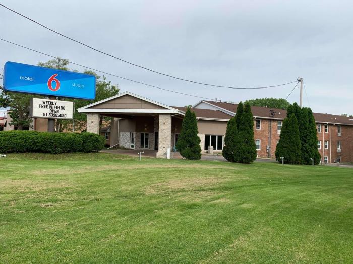 studio 6 rockford il