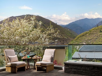 conrad jiuzhaigou