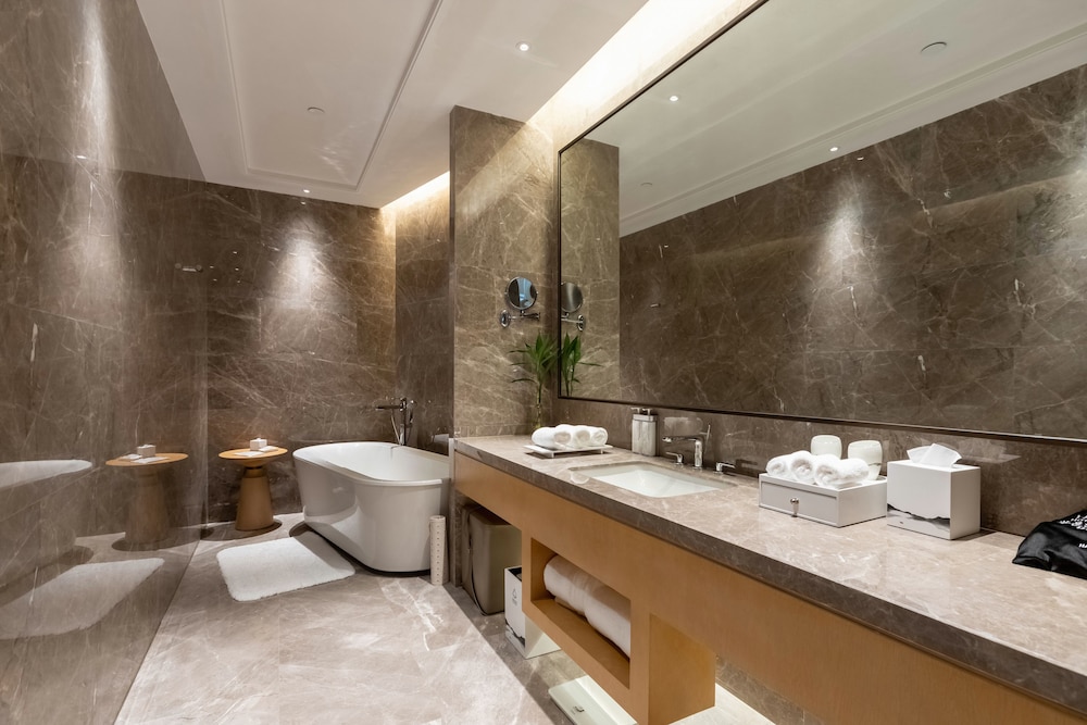 hualuxe suzhou bay hot spring resort an ihg hotel