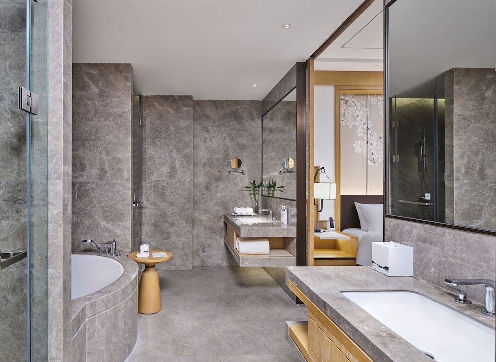 hualuxe suzhou bay hot spring resort an ihg hotel