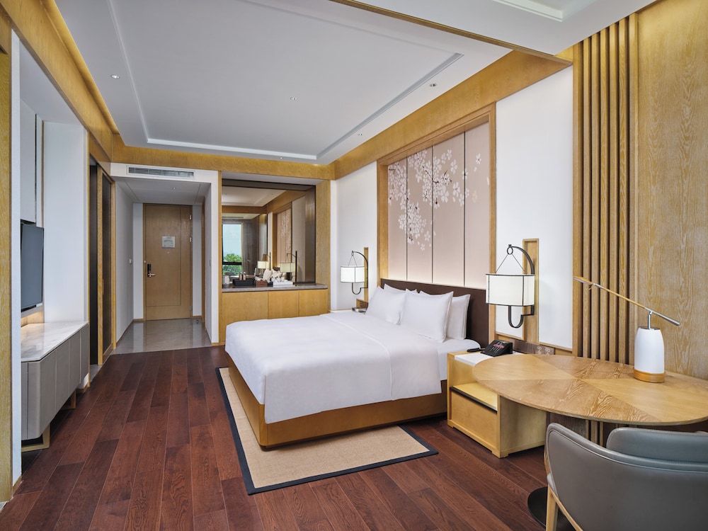 hualuxe suzhou bay hot spring resort an ihg hotel