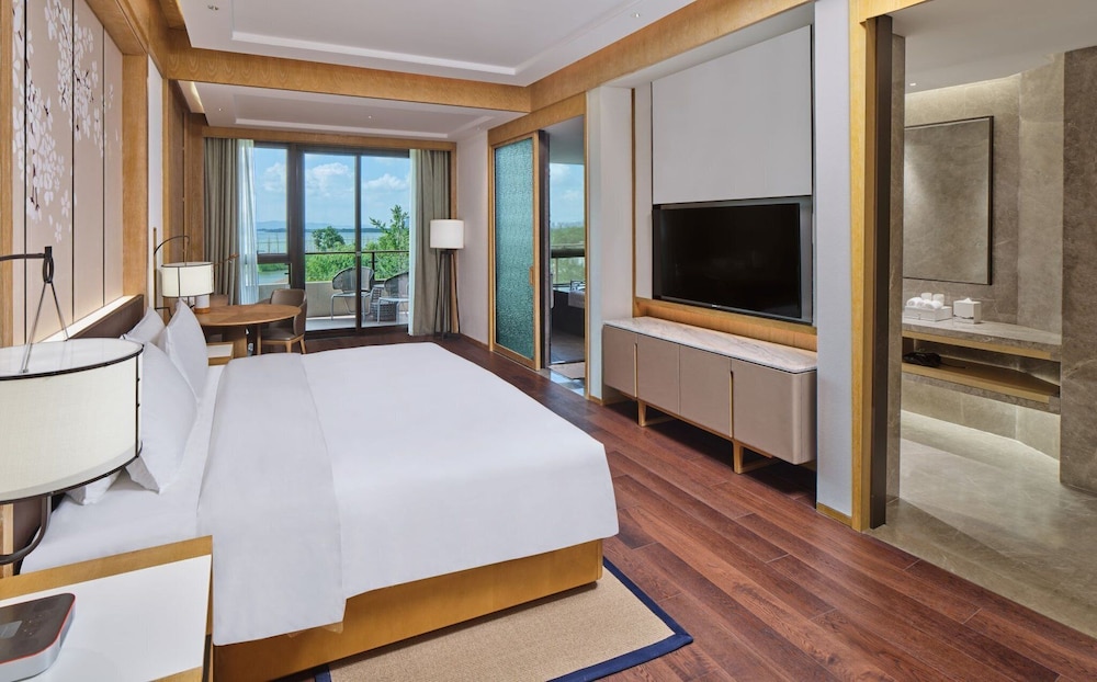 hualuxe suzhou bay hot spring resort an ihg hotel