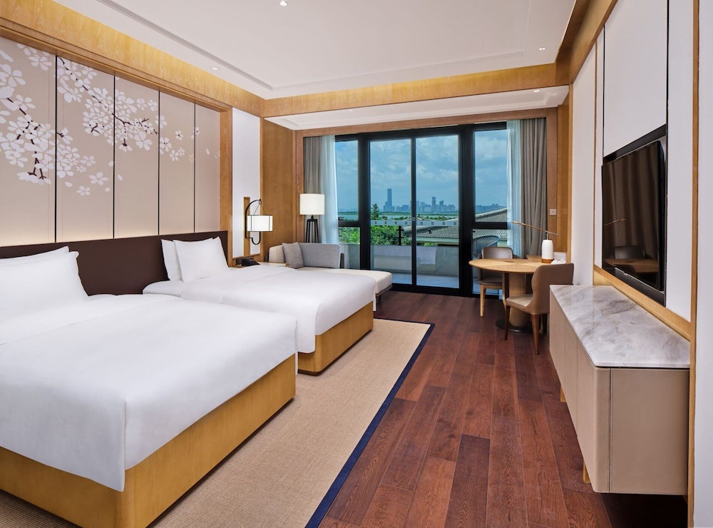 hualuxe suzhou bay hot spring resort an ihg hotel