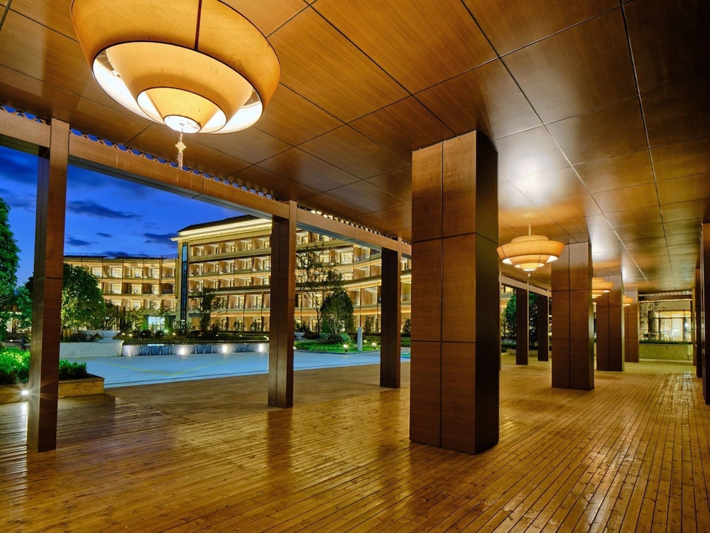 hualuxe suzhou bay hot spring resort an ihg hotel