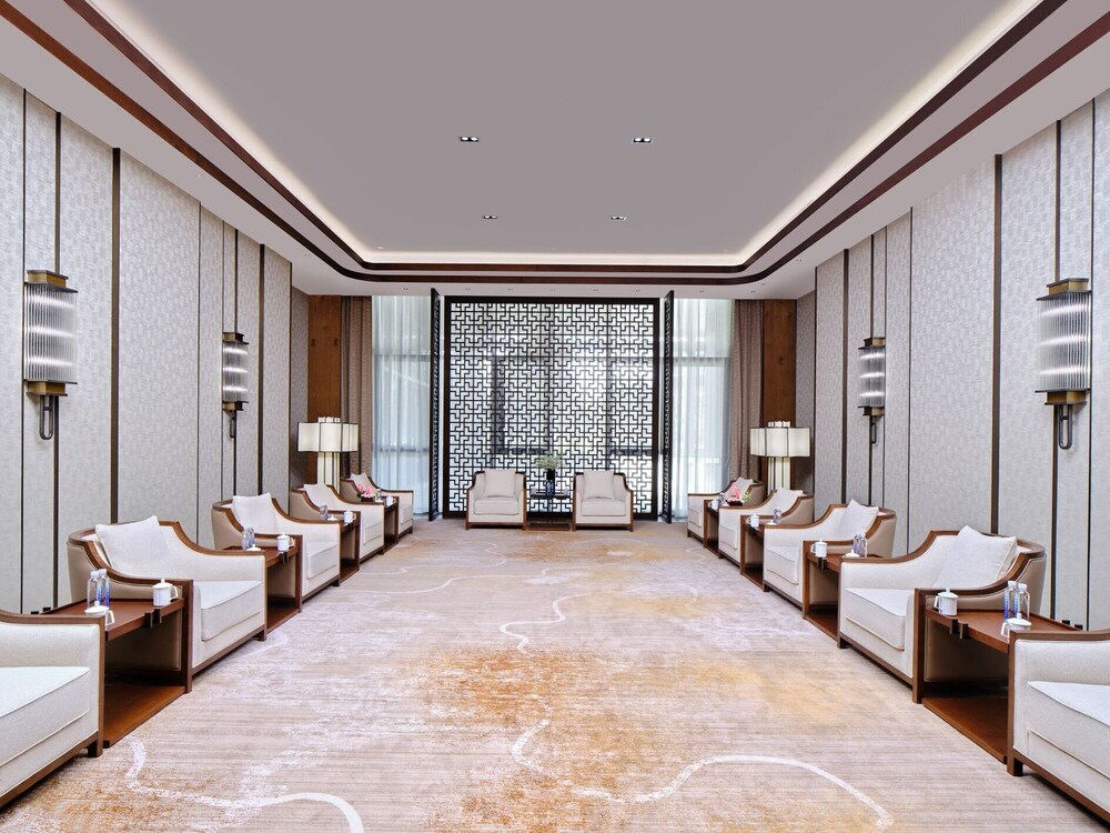 hualuxe suzhou bay hot spring resort an ihg hotel