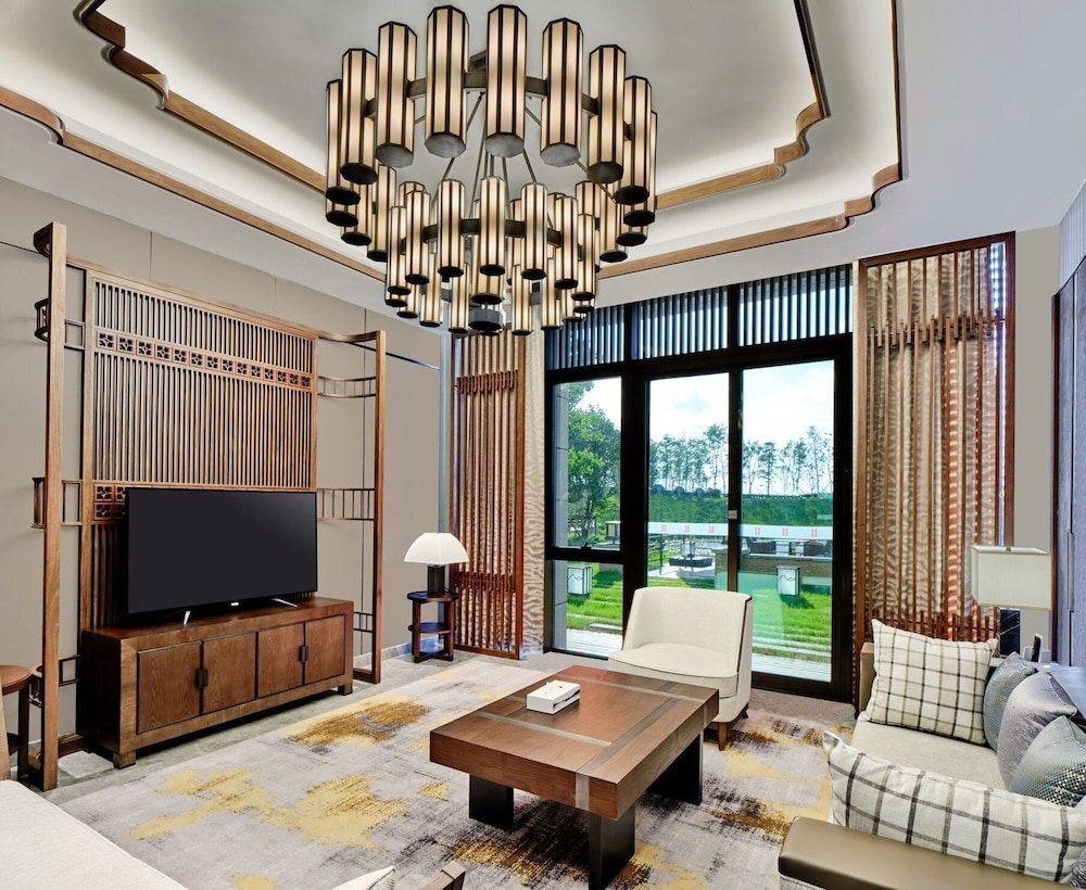 hualuxe suzhou bay hot spring resort an ihg hotel