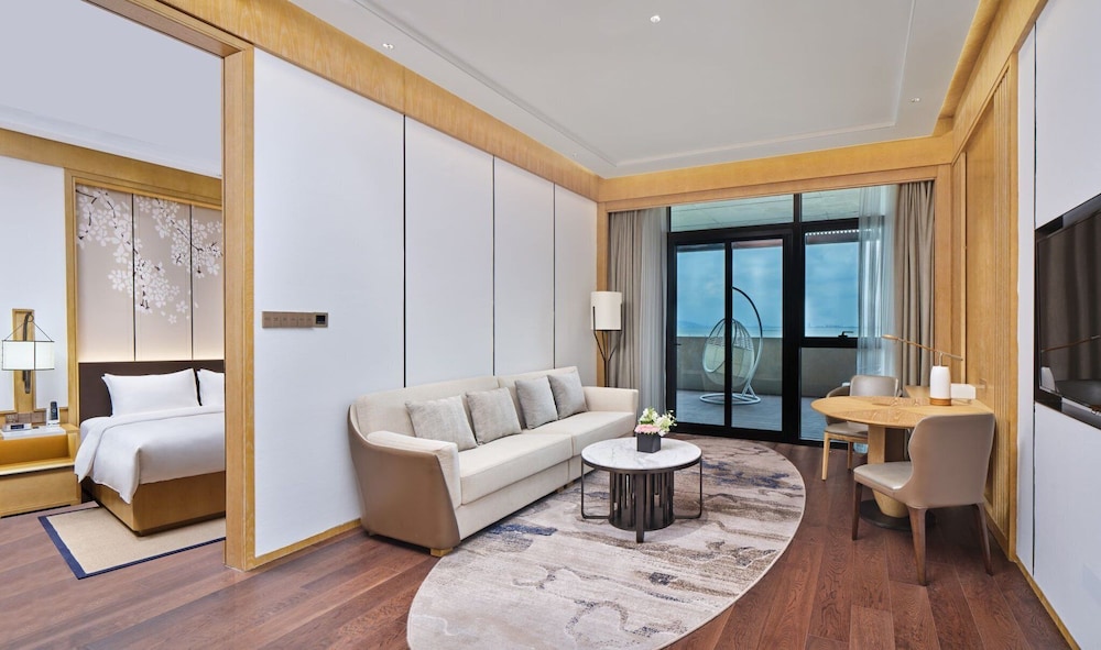 hualuxe suzhou bay hot spring resort an ihg hotel