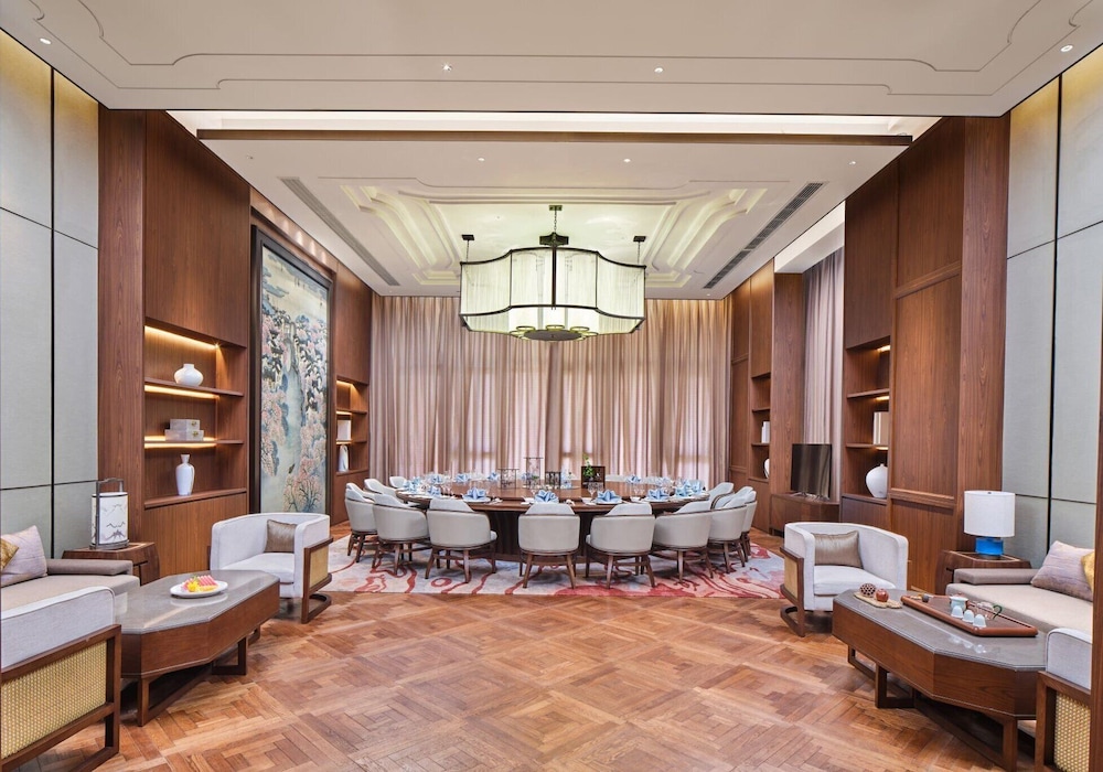 hualuxe suzhou bay hot spring resort an ihg hotel