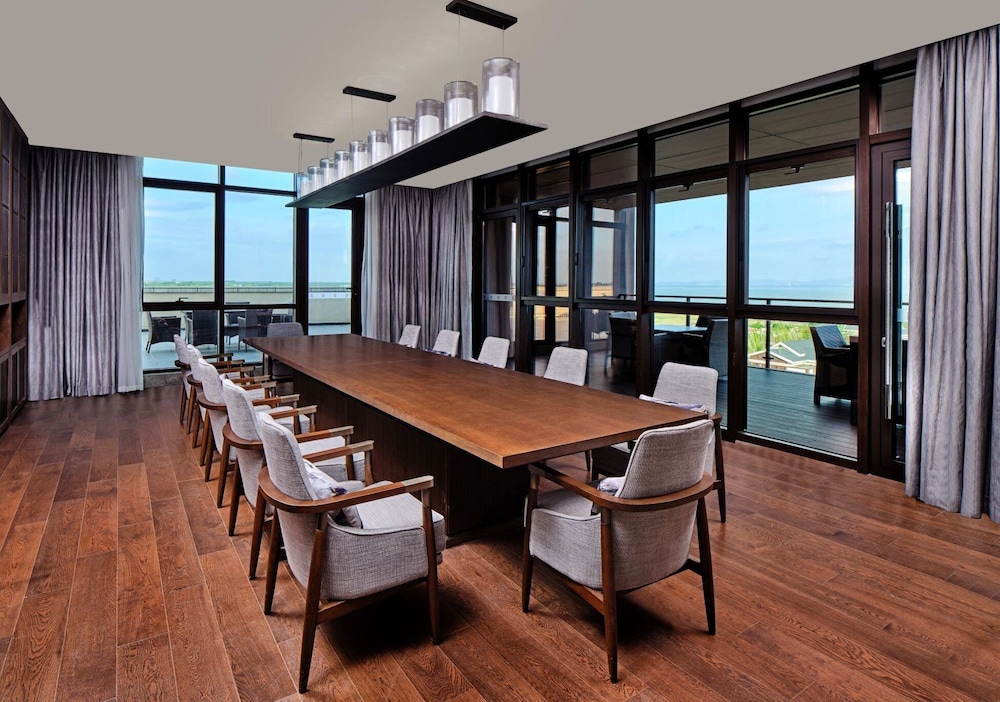 hualuxe suzhou bay hot spring resort an ihg hotel