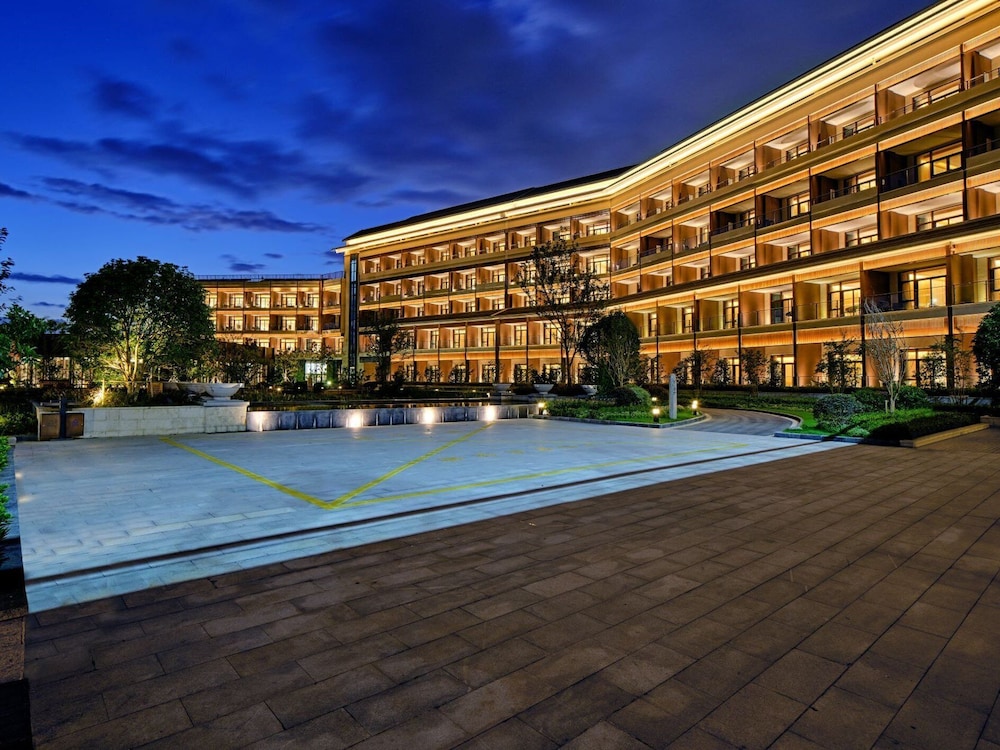 hualuxe suzhou bay hot spring resort an ihg hotel