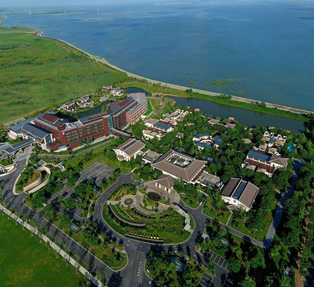 hualuxe suzhou bay hot spring resort an ihg hotel
