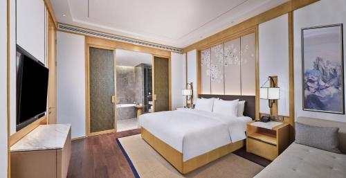 hualuxe suzhou bay hot spring resort an ihg hotel