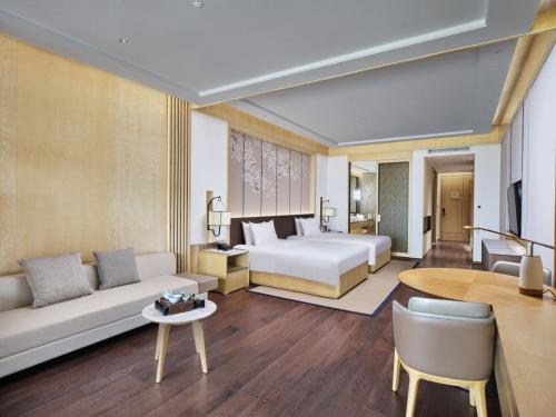 hualuxe suzhou bay hot spring resort an ihg hotel