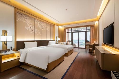 hualuxe suzhou bay hot spring resort an ihg hotel