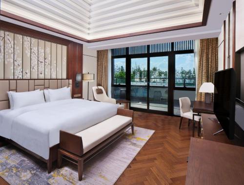 hualuxe suzhou bay hot spring resort an ihg hotel