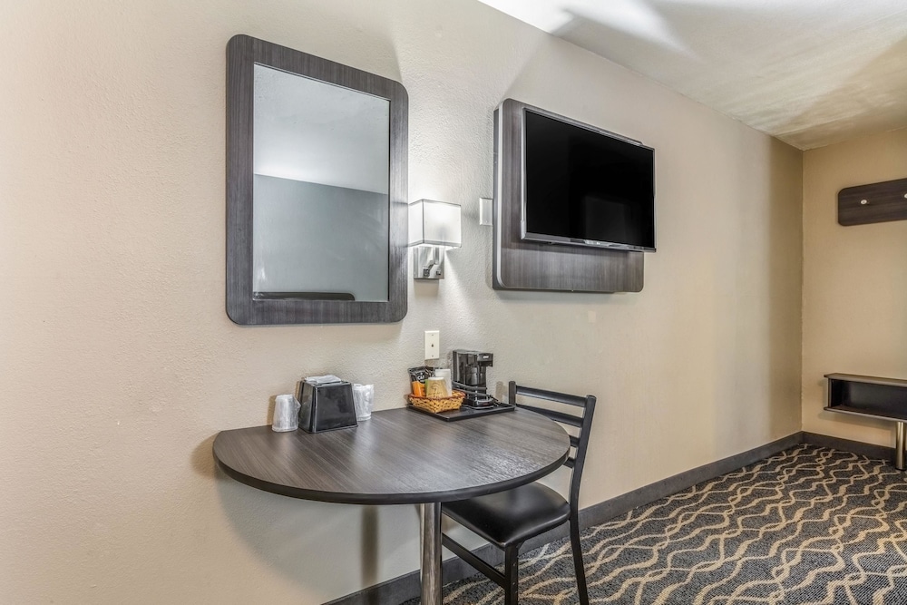 Rodeway Inn,Near Southland Park Gaming And Racing,2 star