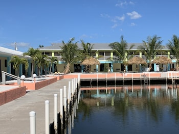 Off The Charts Inn & Out Island Resort,2938 Sanibel Blvd,2 star