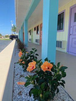 Off The Charts Inn & Out Island Resort,2938 Sanibel Blvd,2 star