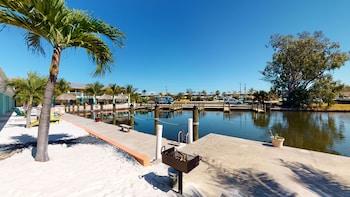Off The Charts Inn & Out Island Resort,2938 Sanibel Blvd,2 star