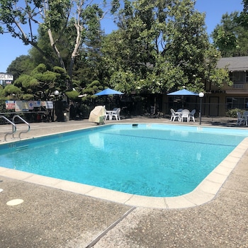 Hillside Inn,,2.5 star