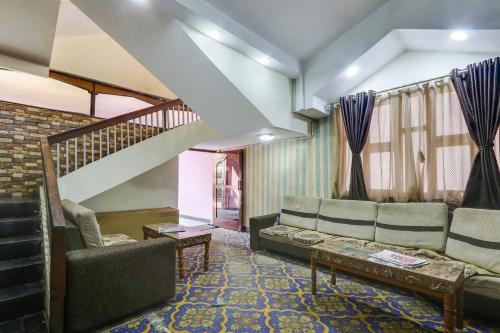 oyo 71906 grand hotel and lodge