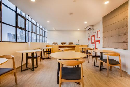 Townhouse Pipliyahana Square,,4 star